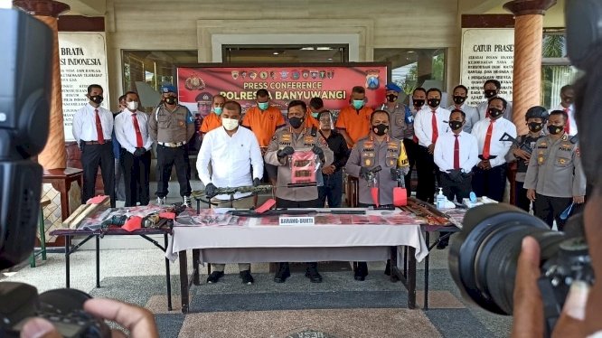 Kabid Humas Polda Jatim Kombespol Gatot Repli Handoko didampingi Kapolresta Banyuwangi Kombespol Arman Asmara saat pres rilis/RMOLJatim