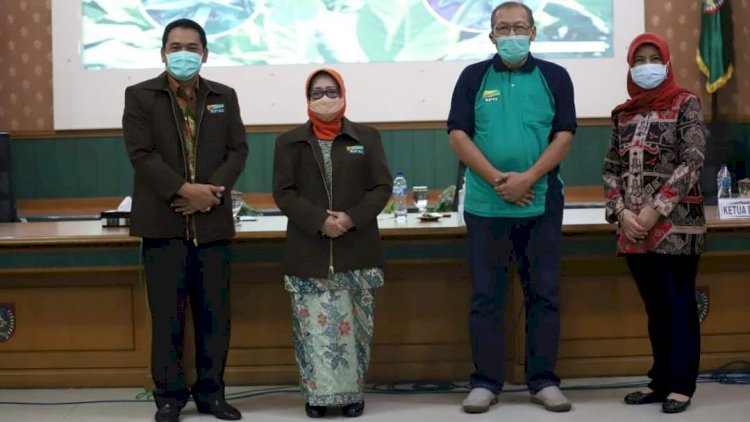 Bupati Mundjidah dan Pengurus APTI di ruang pertemuan Bung Tomo/Ist