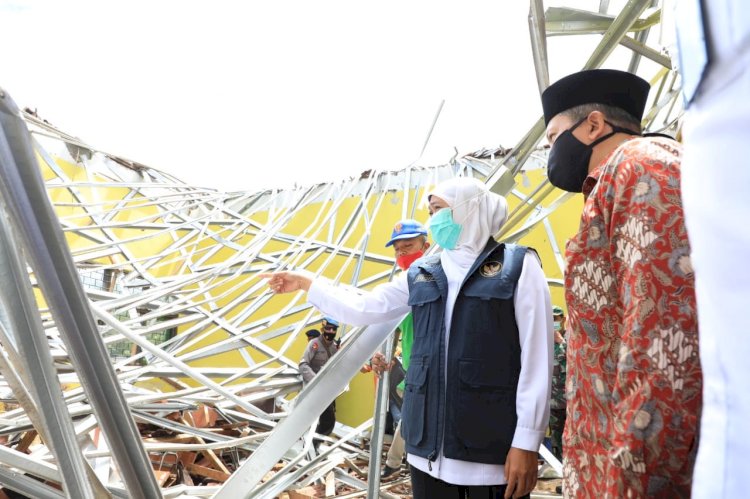 Gubernur Khofifah saat meninjau salah satu rumah warga yang roboh akibat gempa di Malang/Ist