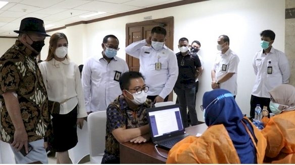 Ketua DPD RI, LaNyalla Mahmud Mattalitti (kiri) saat meninjau vaksinasi di Klinik Pratama DPD RI/Ist