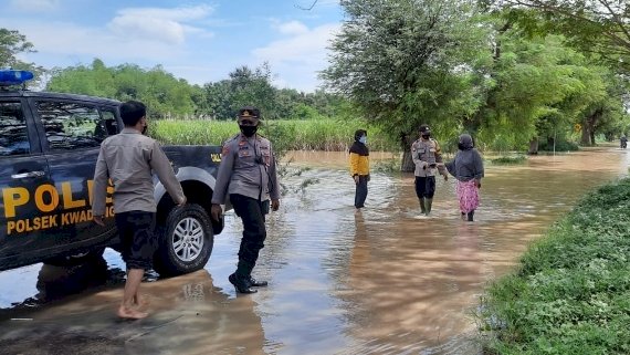 Polisi memantau langsung bencana banjir di Ngawi