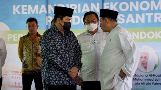 Ketua Masyarakat Ekonomi Syariah, Erick Thohir saat meresmikan Pertashop kerja sama Pertamina dan Pondok Pesantren/Ist