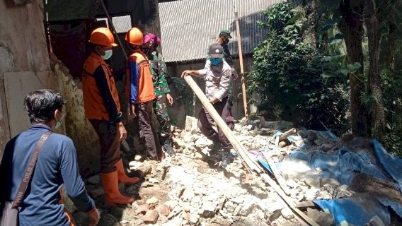 Aksi bersih-bersih sisa reruntuhan bangunan pasca Gempa. /RMOLjatim