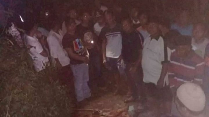 Warga saat melihat jasad korban di TKP. /Ist