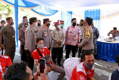 Kapolda Jatim, Irjen Pol Nico Afinta melihat langsung pelaksanaan vaksinasi Covid-19/Dok Hms