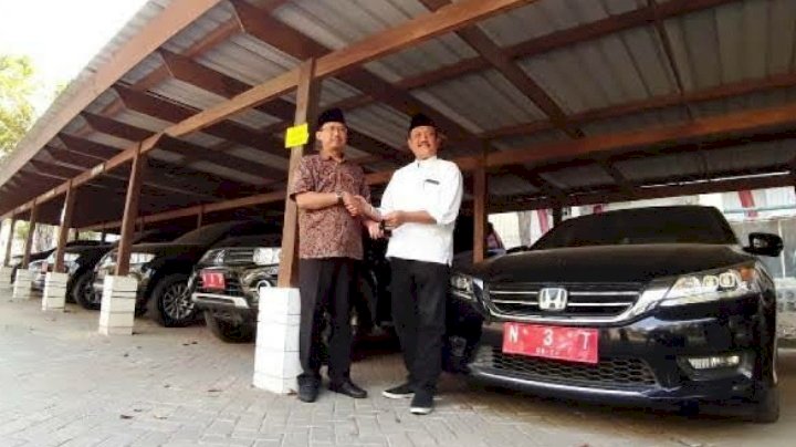 Sudiono Fauzan (kiri) saat menunjukkan mobil dinas pimpinan dewan yang dikembalikan