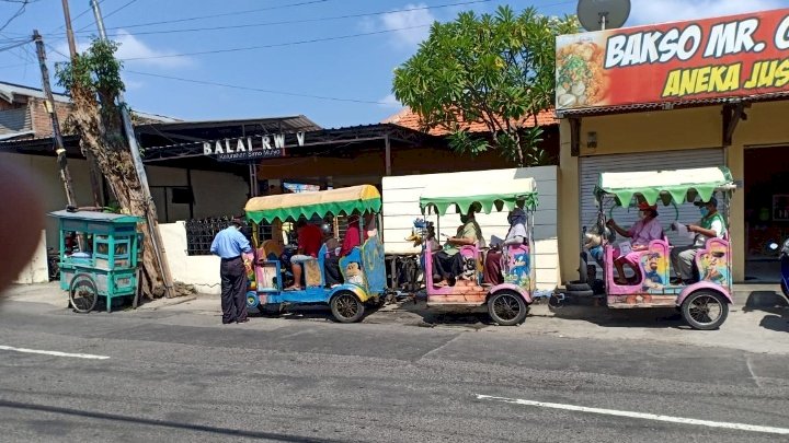 Lansia di jemput menggunakan idong-odong untuk divaksin/ist