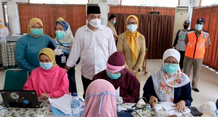 Eri Cahyadi meninjau vaksin di Pondok Pesantren (Ponpes) Al-Fitrah, Jalan Kedinding Lor, Tanah Kali Kedinding Kecamatan Kenjeran/RMOLJatim