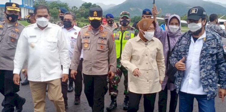 Menteri Sosial, Tri Rismaharini, saat mengunjungi lokasi bencana di NTT/Net