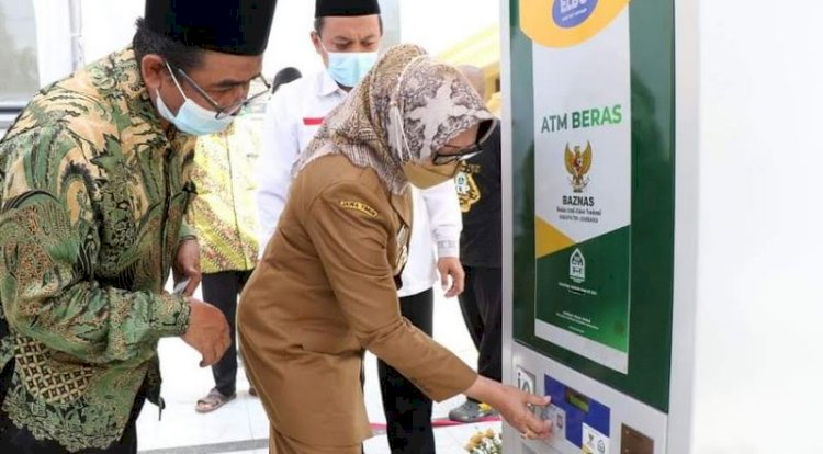 Bupati Mundjidah launching ATM beras di Masjid Agung Baitul Mukminin/Ist