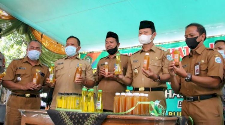 Bupati Lamongan Yuhronur Efendi melaunching produk inovasi karya siswa siswi SMK Kesehatan NU Babat/RMOLJatim