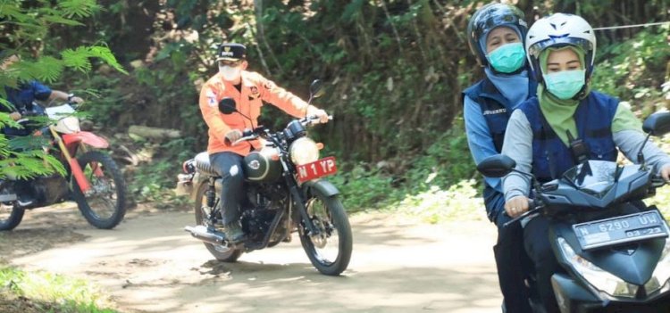 Gubernur Jawa Timur Khofifah Indar Parawansa naik motor menuju lokasi gempa/Ist