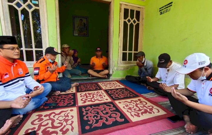 Doa tahlil untuk korban meninggal gempa Malang/Ist