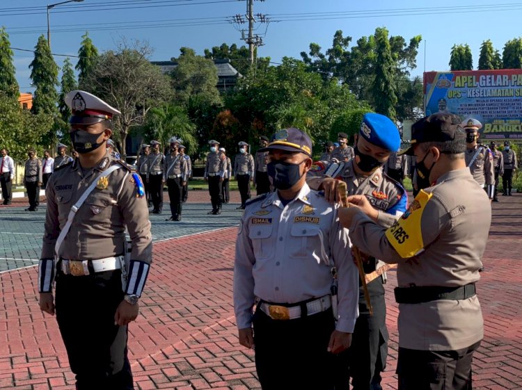 Kapolres Probolinggo, saat menyematkan pita pada petugas/Ist