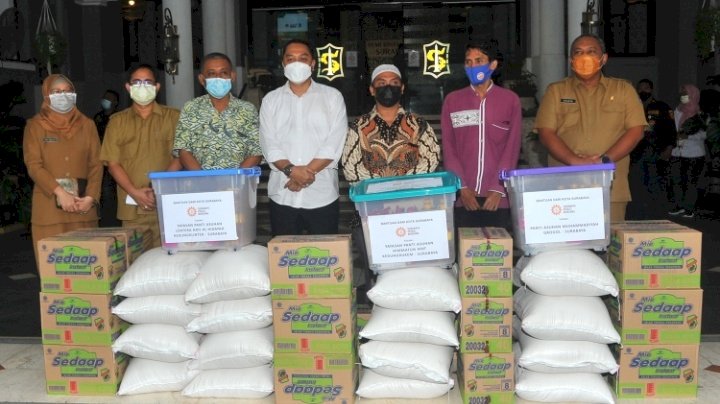 Eri Cahyadi saat memberikan bantuan kepada 29 Panti Asuhan/RMOLJatim