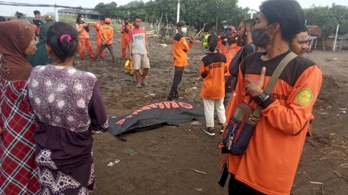 Satpolair, anggota Polsek Ambulu, Basarnas dan relawan rimba laut, saat evakuasi jenazah Ardi, di pantai Payangan Desa Sumberejo rejo Kecamatan Ambulu Jember.