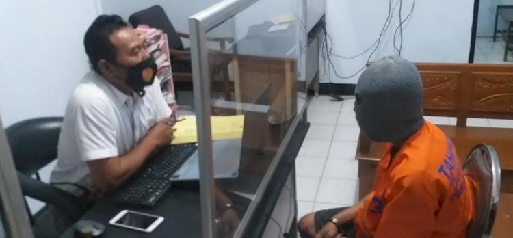Pelaku saat diintrogasi di Mapolsek Mayangan/RMOLJatim