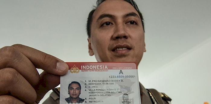 Salah seorang warga masyarakat menunjukan SIM/Net