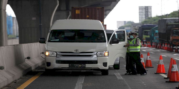 Petugas melakukan pemeriksaan di check point penyekatan saat larangan mudik lebaran 2020/Net