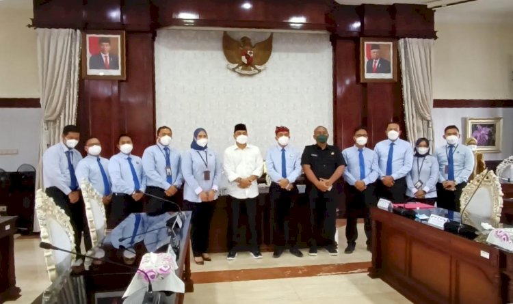 Wali Kota Surabaya Eri Cahyadi bersama Kajari Tanjung Perak I Ketut Kasna Dedi dan jajarannya/RMOLJatim