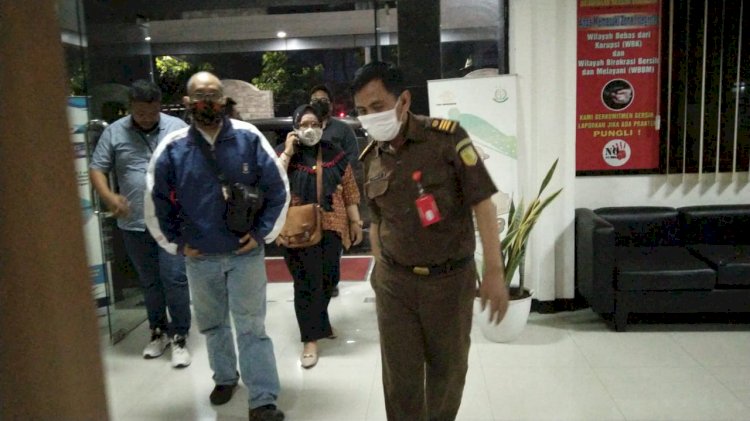 Aulia Fitriati saat digelandang ke kantor Kejari Surabaya/ist