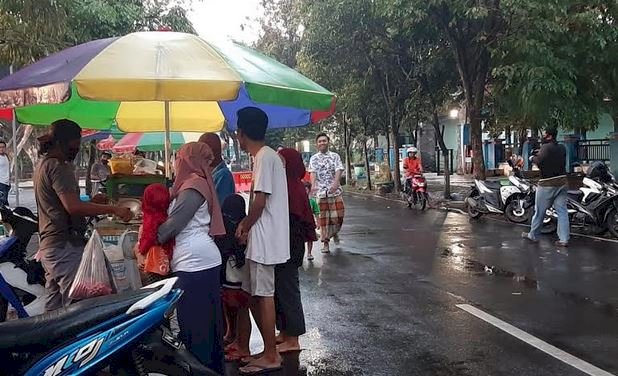 Sambil ngabuburit, warga mencari persiapan berbuka puasa/RMOLJatim