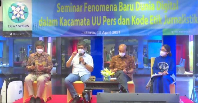 Ketua Komisi Pengaduan Dewan Pers Arif Zulkifli (kemeja putih) dalam Webinar Dewan Pers bertajuk 'Fenomena Baru Dunia Digital Dalam Kacamata UU Pers dan Kode Etik Jurnalistik', Kamis, 15 April/Repro