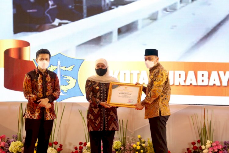 Wali Kota Eri Cahyadi menerima Penghargaan Pembangunan Daerah Terbaik I Tahun 2021 dari Gubernur Jatim, Khofifah Indar Parawansa/Ist