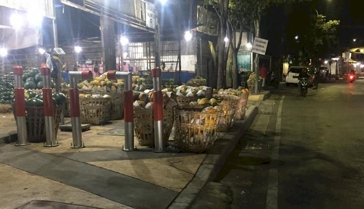 Pedagang buah di Jalan Tanjung Sari/Ist