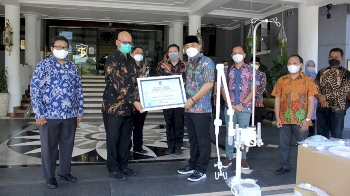  Eri Cahyadi saat menerima bantuan alat terapi pernapasan dari PT HM Sampoerna Tbk/RMOLJatim