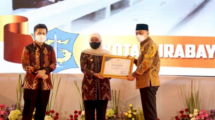 Gubernur Jatim, Khofifah Indar Parawansa mberikan penghargaan kepada Wali Kota Surabaya, Eri Cahyadi/ist