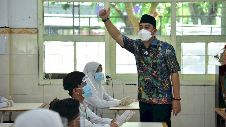 Eri Cahyadi menggelar persiapan simulasi pembelajaran tatap muka di SMP Negeri 1 Surabaya, Jalan Pacar/RMOLJatim
