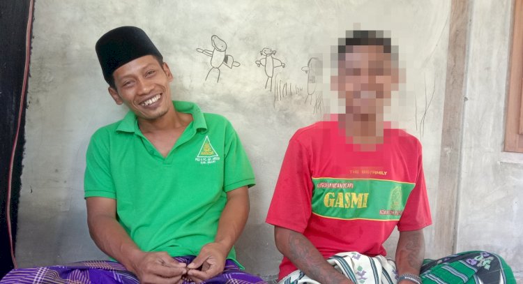 Muhamad Choirul Fu'ad (kiri) pengasuh Ponpes Nurus Shobah bersama salah satu pasien rehabilitasi narkoba/RMOLJatim