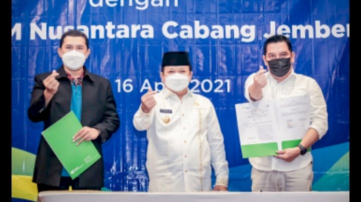Hendy saat menyampaikan sambutan usai MOU antara ketua UKM-IKM Nusantara Jember, Rendra wirawan dan Kepala BPJS Ketenagakerjaan, R. Edy Suryono/hms