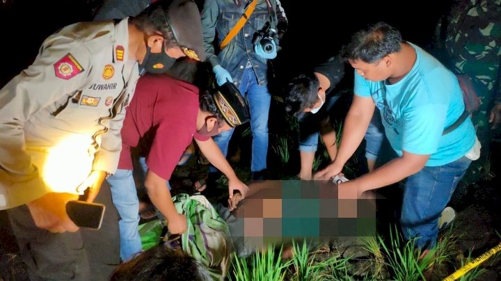 Petugas kepolisian melakukan olah TKP setelah petani meninggal tersengat listrik di area sawah.