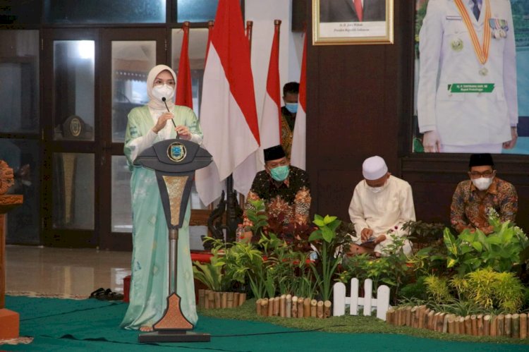 Bupati Probolinggo saat memberikan arahan secara Virtual pada Cakades /RMOLJatim