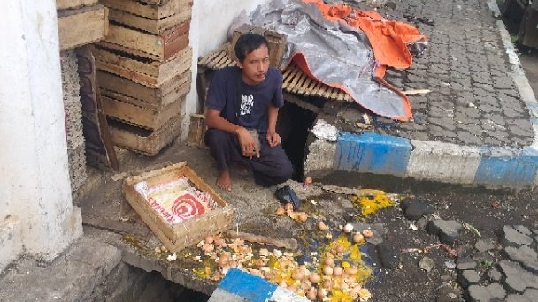 PKL menunjukkan telur yang jatuh berserakan/ net