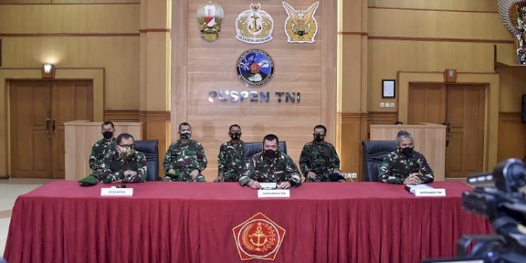 Kapuspen TNI Mayjen TNI Achmad Riad, didampingi Kapuskes TNI Mayjen TNI Tugas Ratmono saat konferensi pers di Balai Wartawan Puspen TNI Mabes TNI, Cilangkap, Jakarta Timur/Ist