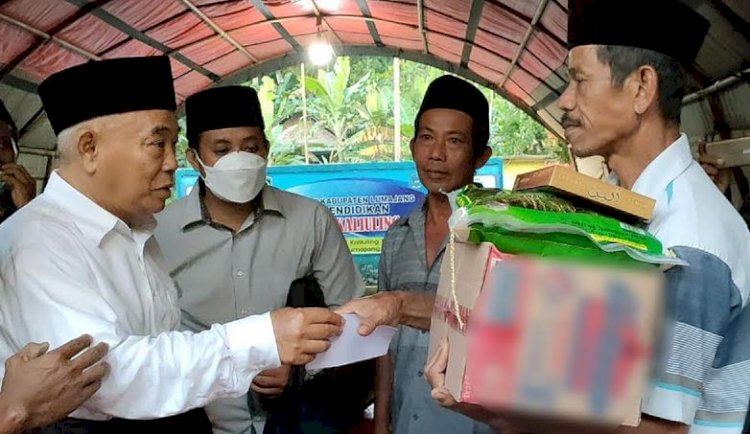 KH Asep Saifuddin Chalim secara simbolis memberikan bantuan kepada korban gempa di Lumajang/RMOLJatim