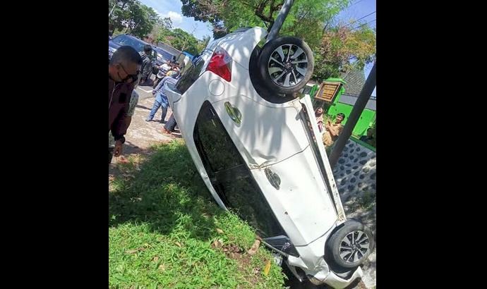 Mobil terbalik usai menabrak dua motor dan tiang telpon/Ist