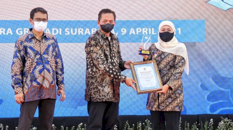 Gubernur Jawa Timur, Khofifah Indar Parawansa mendapat penghargaan dari PWI Jatim/dok hms