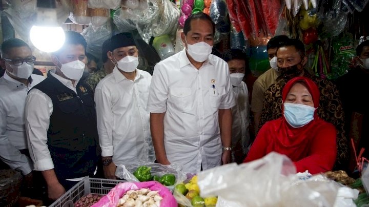 Mendag RI, Muhammad Lutfi bersama Wali Kota Surabaya Eri Cahyadi mengunjungi Pasar Wonokromo/RMOLJatim