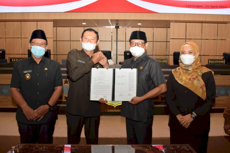 Bupati Lamongan Yuhronur Effendi menerima nota kesepakatan Rancangan Awal RPJMD Lamongan usai rapat paripurna di DPRD Lamongan/RMOLJatim