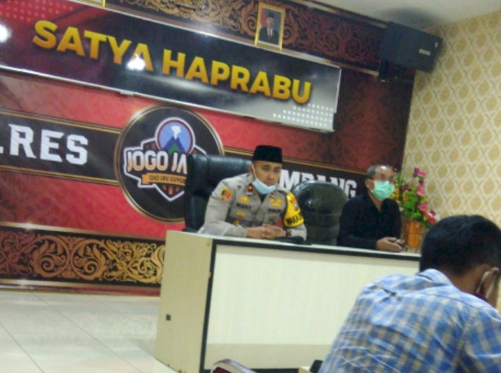 Wakapolres Sampang, Kompol Rizky Tri Putra saat memberikan klarifikasi/RMOLJatim