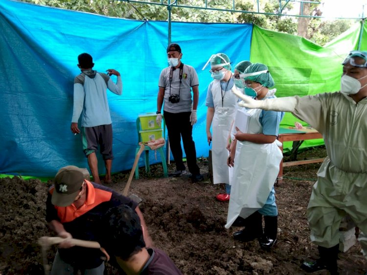 Pembongkaran makam oleh Polres Tuban dan tim forensik Polda Jatim/Ist