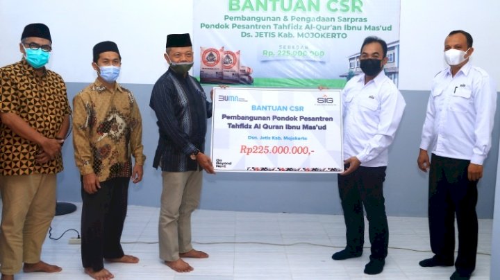 General Manager of CSR SIG, Edy Saraya (kedua dari kanan) menyerahkan bantuan kepada Ketua Yayasan Bukit Shafa Marwah, Misbahul Huda (tiga dari kiri)/Ist