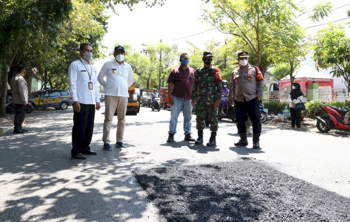 Wabup Sidoarjo, H. Subandi meninjau perbaikan jalan rusak/RMOLJatim