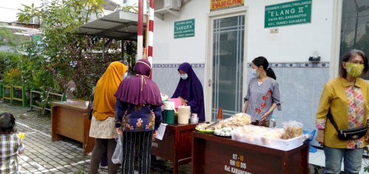 Pemkot Surabaya menggelar operasi pasar/ist