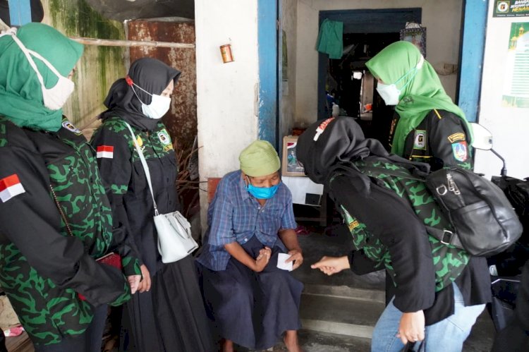 Srikandi Gerakan Pemuda Ka'bah (GPK) Kabupaten Jombang saat memberikan bantuan ke salah seorang warga lansia/RMOLJatim