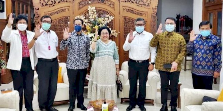 Mendikbud Nadiem Makarim saat bertemu dengan Ketua Umum PDIP Megawati Soekarnoputri dan sejumlah elit PDIP/Net